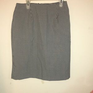 Gingham business skirt above knee